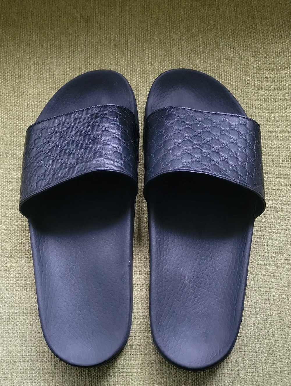 GUCCI Microguccissima Black LeatherMen's Slide Sandals with Embossed Pattern